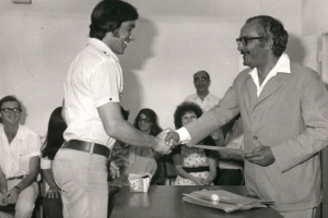 עם משה חובב-סיום קורס קריינים 1974