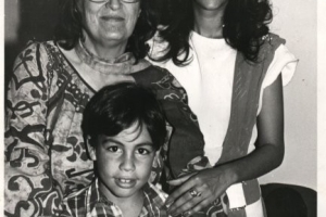 בני ניצן עם אסתר סופר ז"ל ועופרה חזה ז"ל 1981